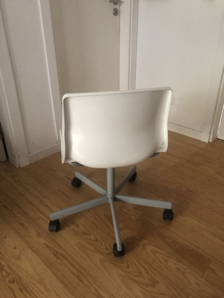Cadeira IKEA branca de secretária