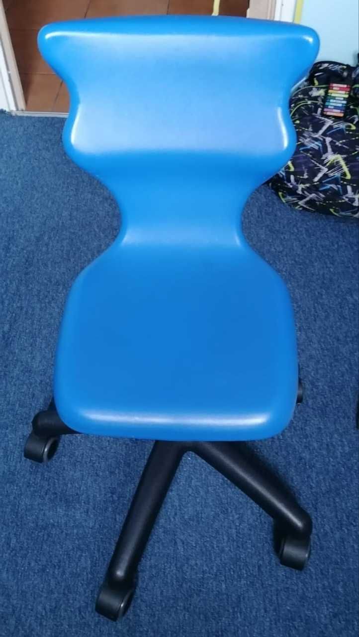 dla dzieci krzesło niebieskie na kółkach entelo Twist 3