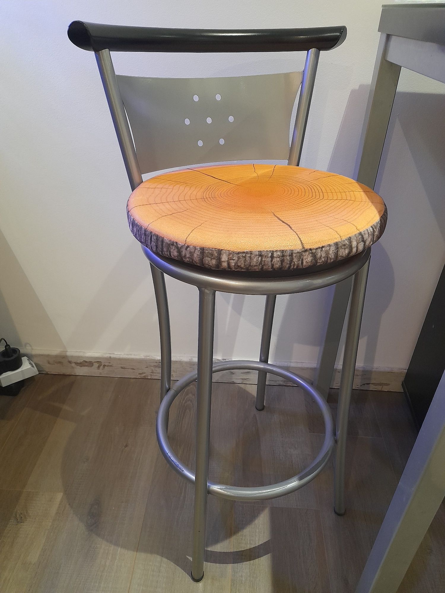 Mesa alta com cadeiras e armário de apoio (RESERVADO)