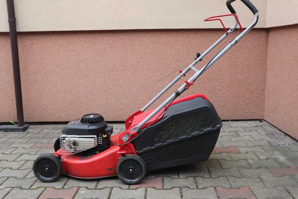 Kosiarka spalinowa ogrodowa Briggs i Stratton (uszkodzona)