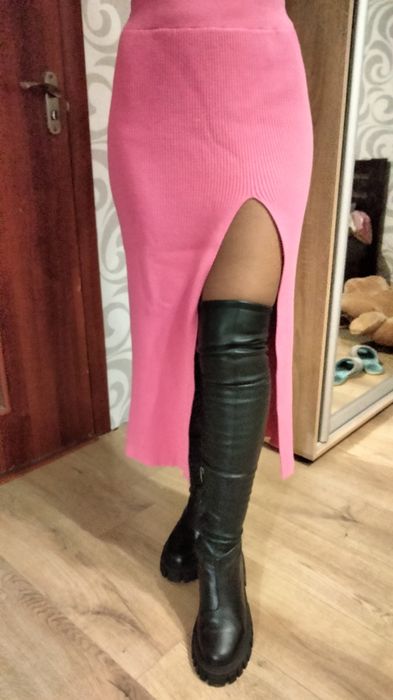 Спідниця рожева з розрізом в рубчик