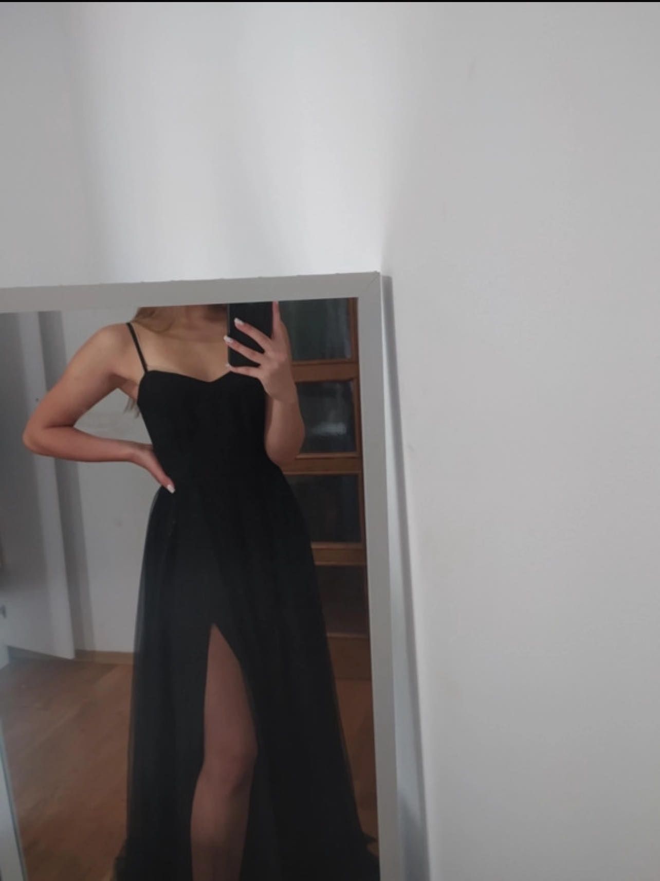 Długa sukienka czarna idealna na studniówkę