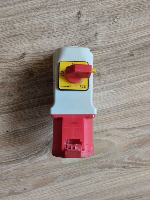 gniazdo z wtyczka 400v i gniazda 16A/32A 400v