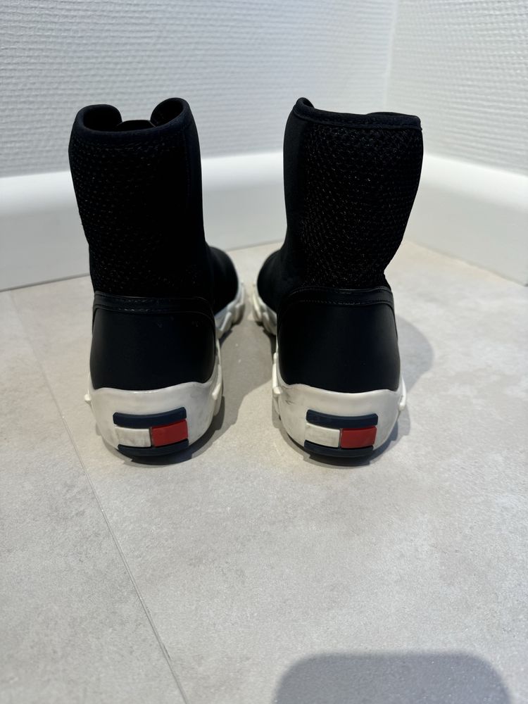 Botki Tommy Hilfiger rozmiar 40 sneakersy za kostkę Gigi Hadid
