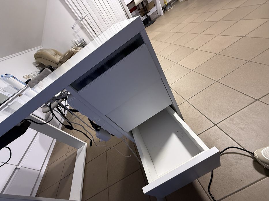 Продаю стіл для манікюру