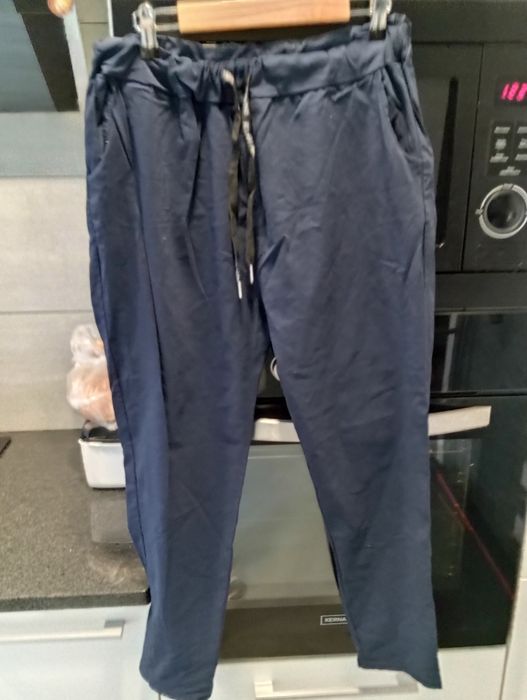 Spodnie granatowe gnieciuchy nowe  z gumką w pasie