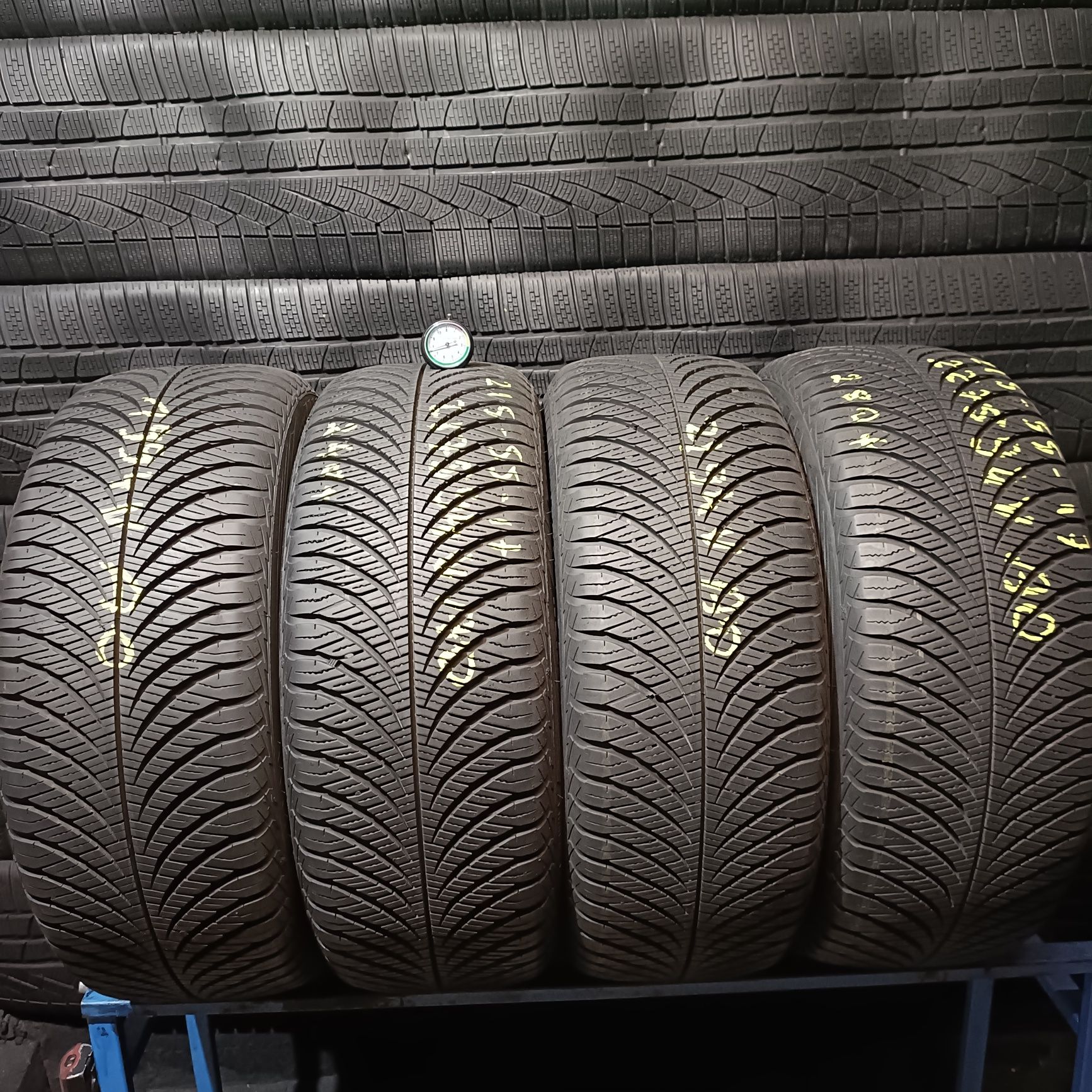 2 lub 4x 215/55r17 Goodyear Vector 4 seasons z 2021r 7.5mm