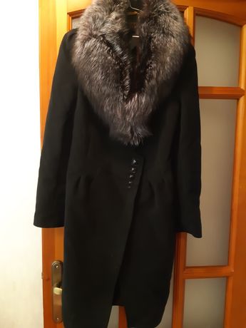 Пальто женское,со съемным воротником,абсолютно новое,42размера