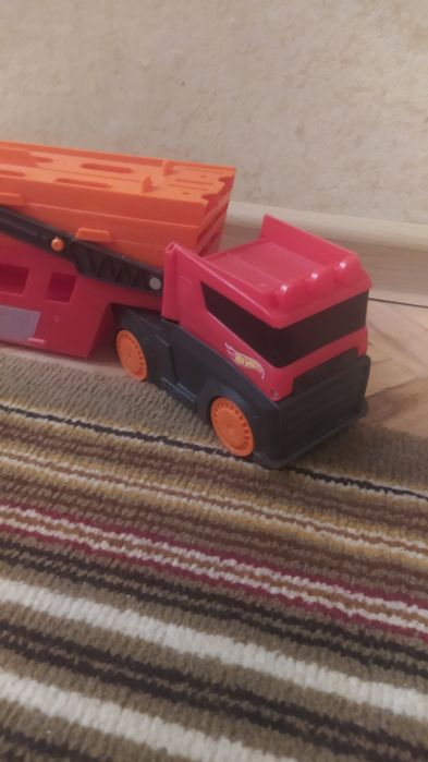Hot Wheels duży transportowiec laweta samochód na 50 aut