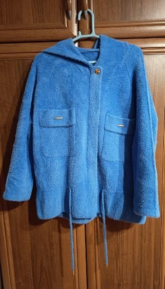 Ciepły płaszcz z kapturem