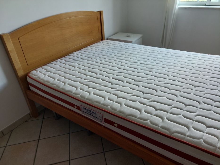 Cama de casal em madeira