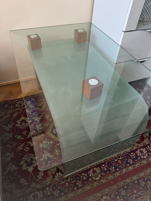 Szklany stolik w dobrym stanie