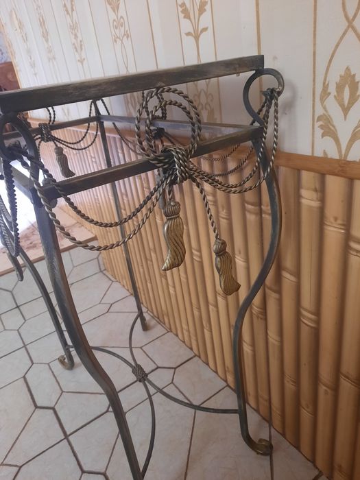 Стіл кований невеликий