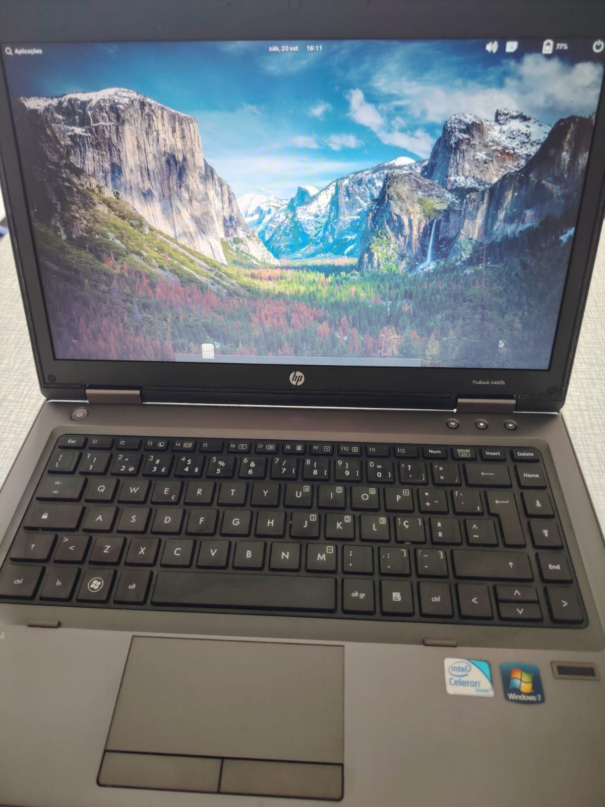 Computador portátil HP com carregador original.

Est
