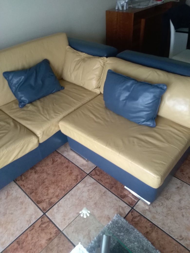 URGENTE Sofá em pele com 2,25m e chaise long de 90cm