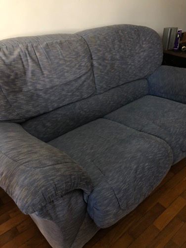 1 sofá azul, bastante usado
