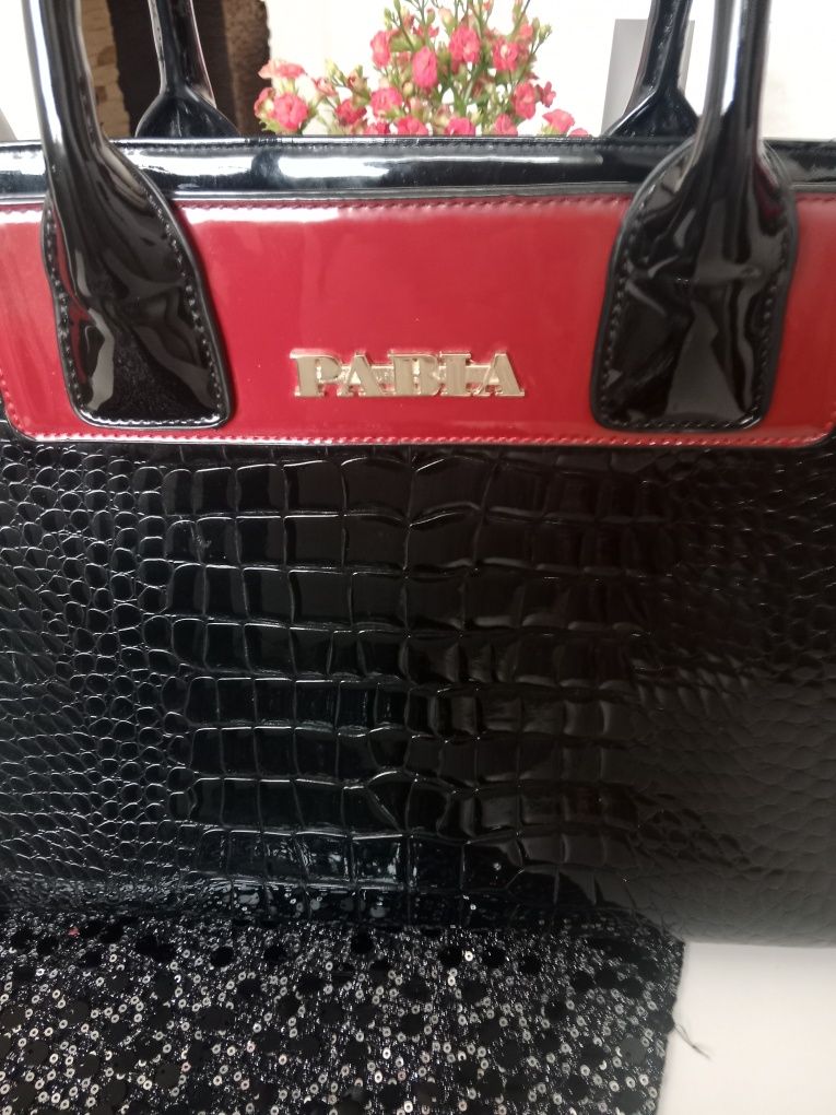 Lakierowana torebka do ręki PABIA