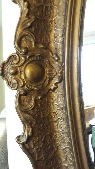 duże lustro w starej ramie