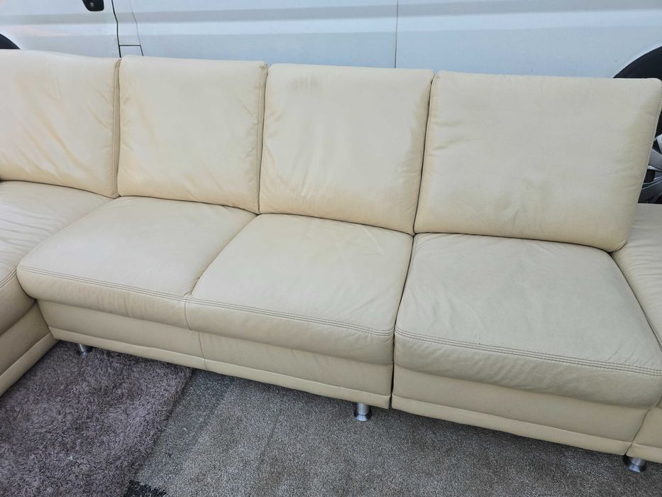 Narożnik skórzany w kolorze ecru, bez funkcji spania z pojemnikiem