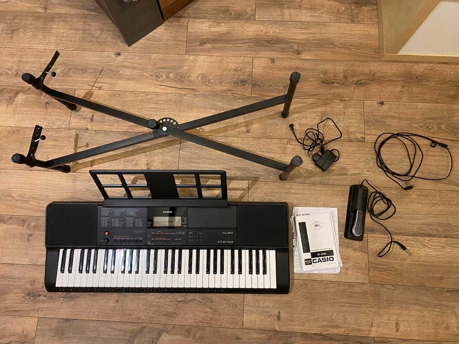 Keyboard Casio CT-X700 ze stojakiem, kablem MIDI PLUS pedał sustain.