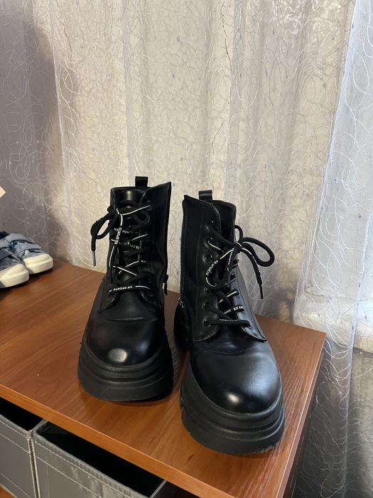 Ботинки жіночі, тракторна підошва