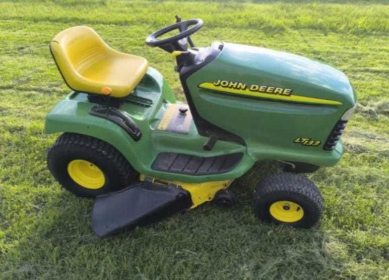 Садовий трактор газонокосарка John Deere Lt 133    13Hp