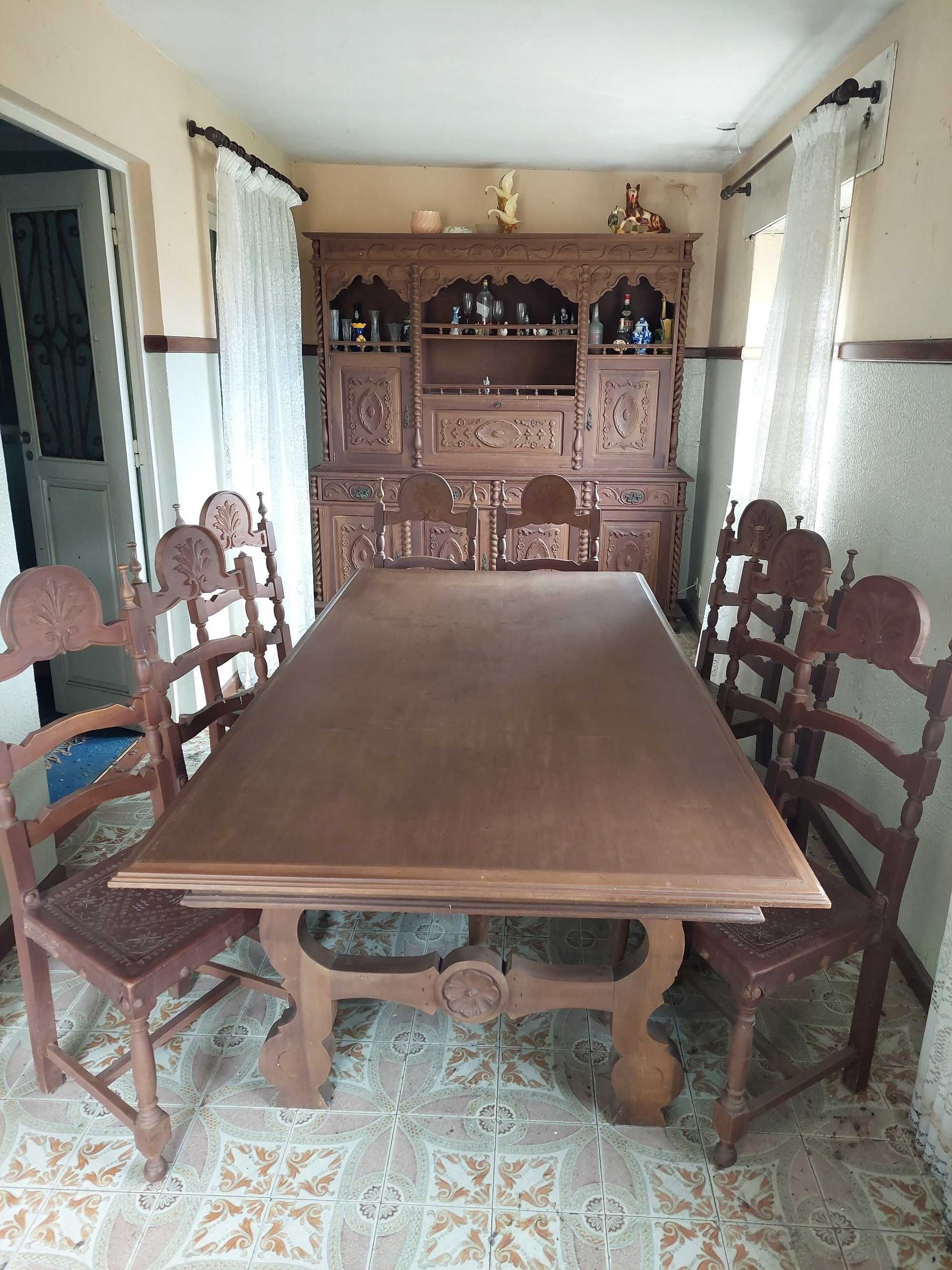 Mobília de sala de jantar antiga