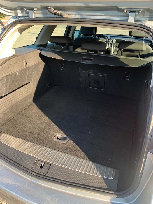 Opel Astra Sports Tourer 2011 1.6л