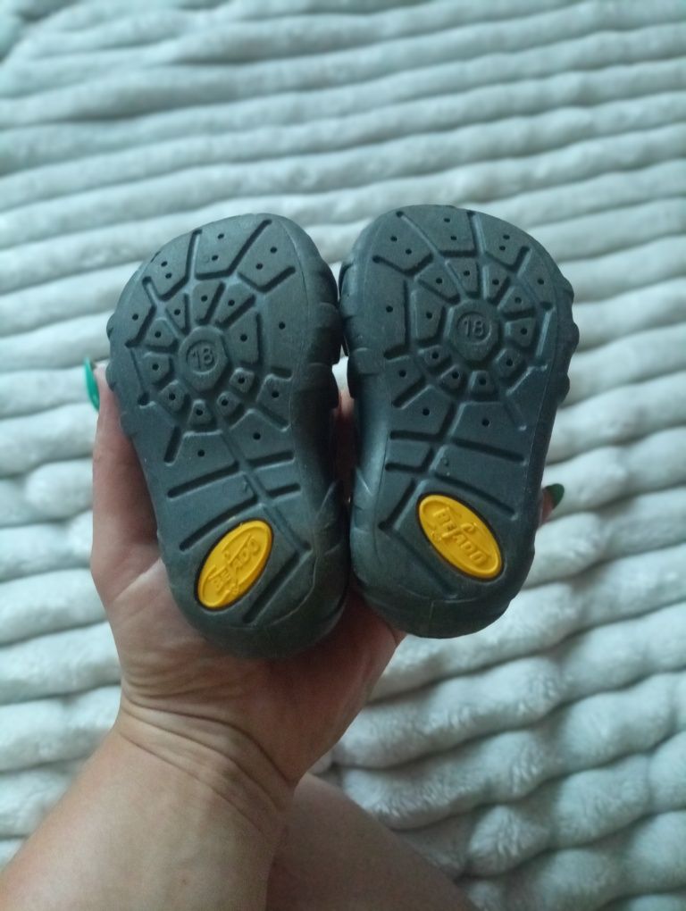 Продам босоніжки