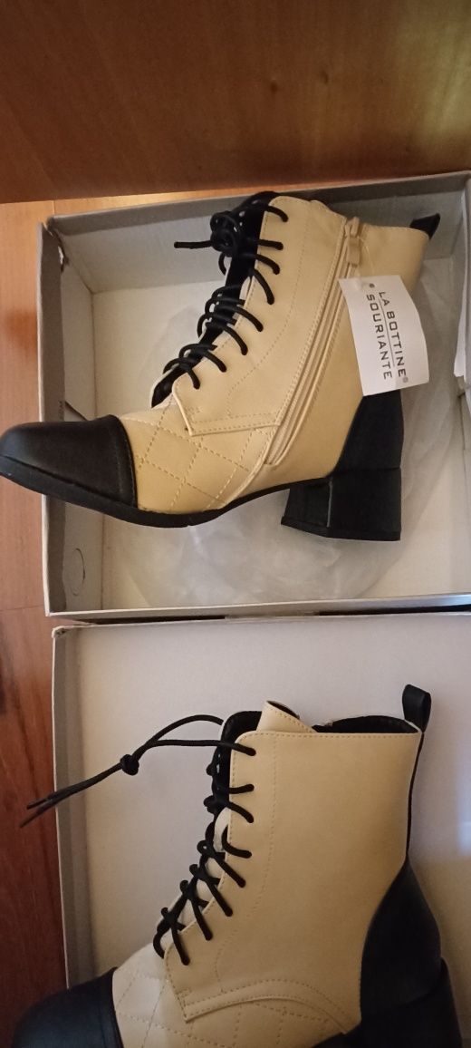 Botas pretas e brancas vintage tipo Chanel tacão baixo cordões combat