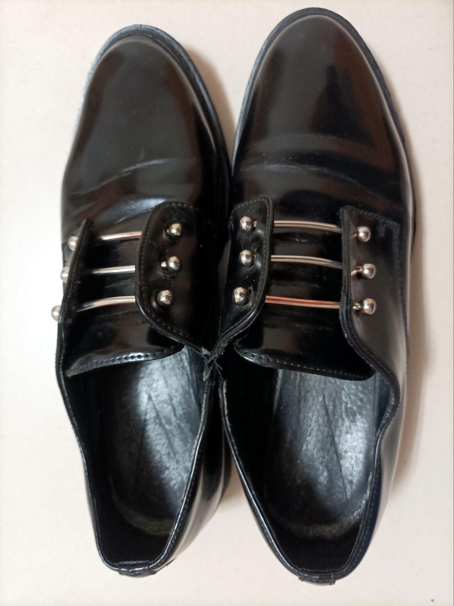 Sapatos pretos com atacadores metálicos marca Cult (T. 39)
