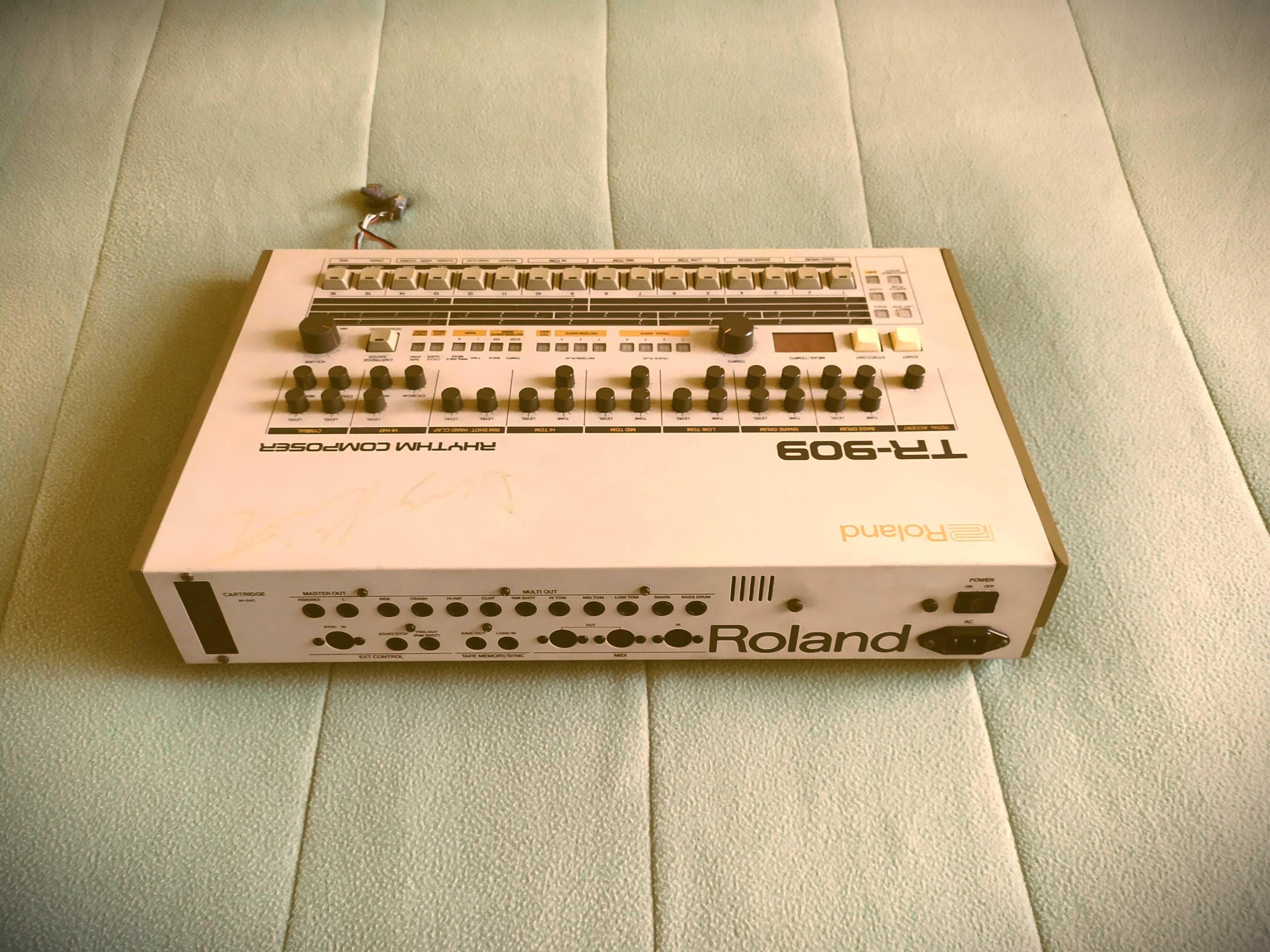 Roland TR-909 Rhythm Composer vintage 80s drum machine