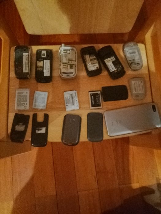 Telefones antigos que funcionam e outros que não funcionam.