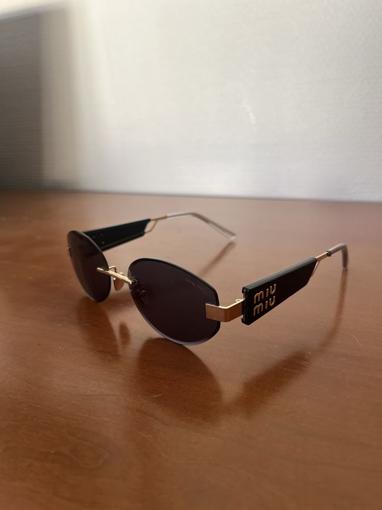 Óculos de sol MiuMiu pretos