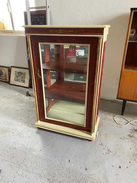 Movel vitrine com pintura em tons de casca