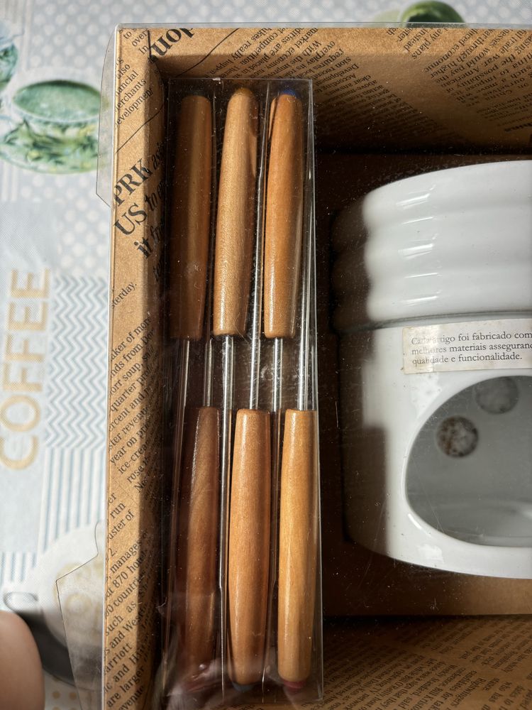 Conjunto fondue de chocolate com 6 garfos e 4 velas