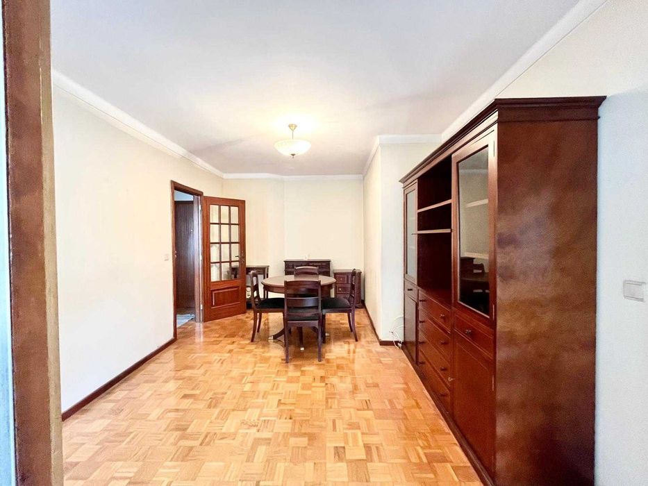 Mobília Sala de Jantar: Armário, Mesa e Quatro Cadeiras