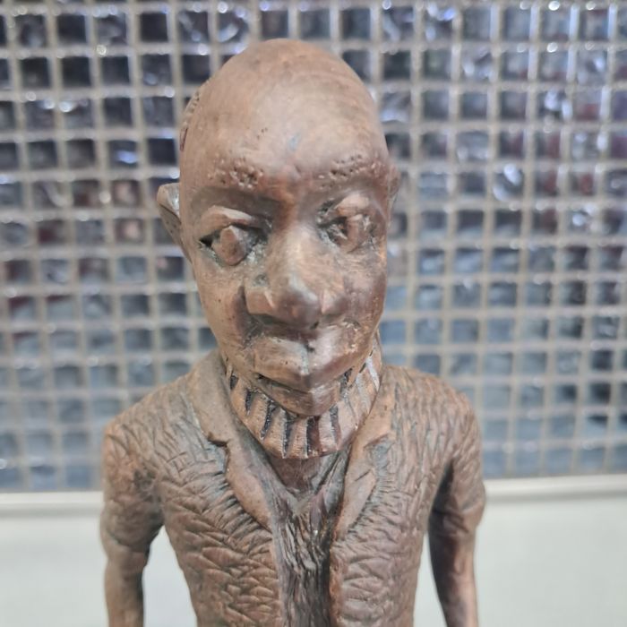 Stara , ręcznie wykonana rzeżba afrykańska