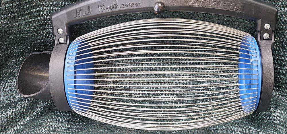 Збирач для горіхів з телескопічною ручкою і отвором для висипання