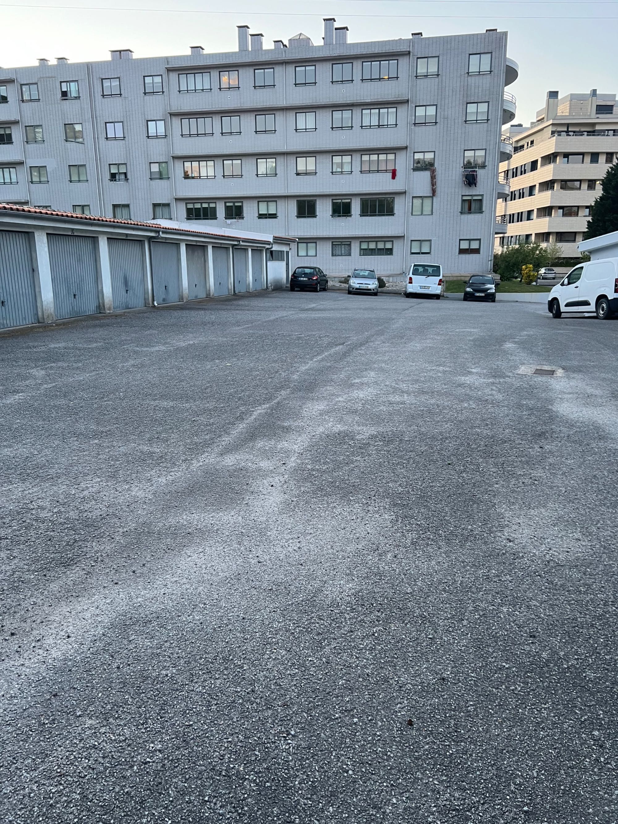 Armazém - Garagem Box - ao Mercadona Gaia.