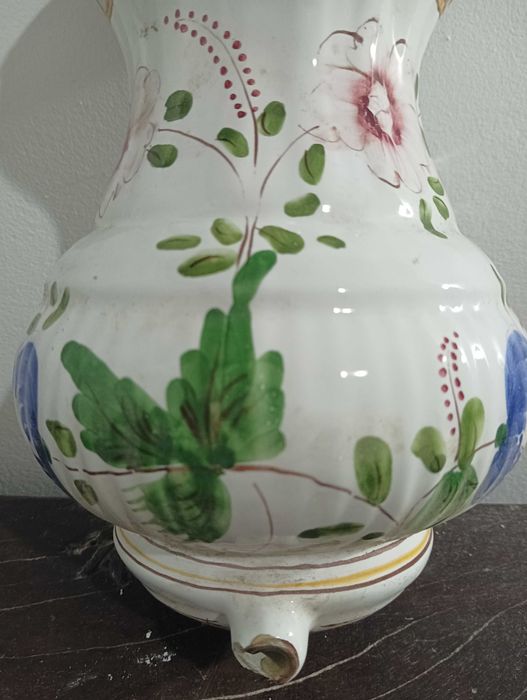 Peça de louça decorativa muito antiga