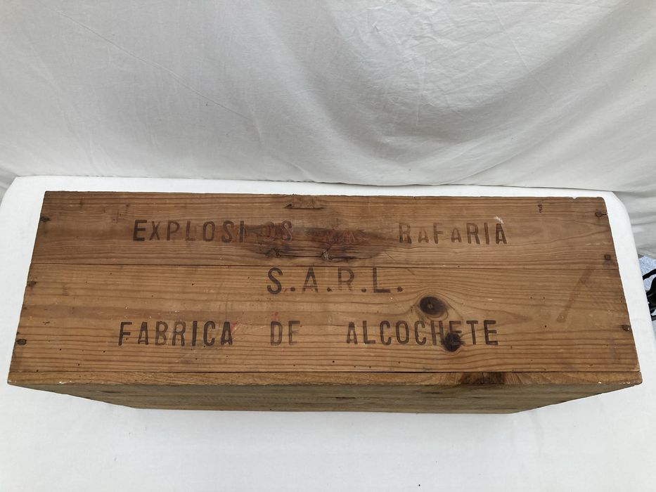 Caixa Antiga de Madeira "Explosivos da Trafaria"