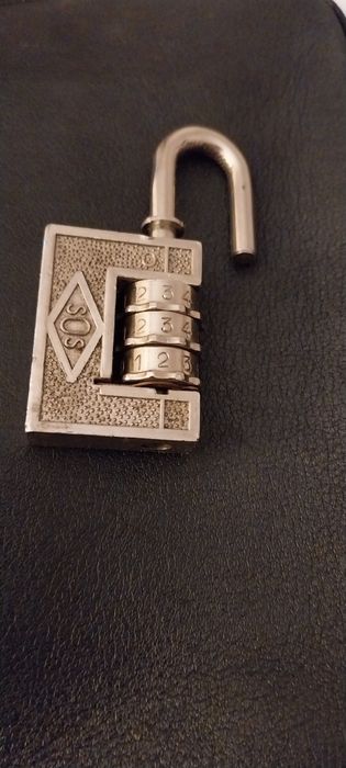 Cadeado antigo. Funciona sem chave. Em aço