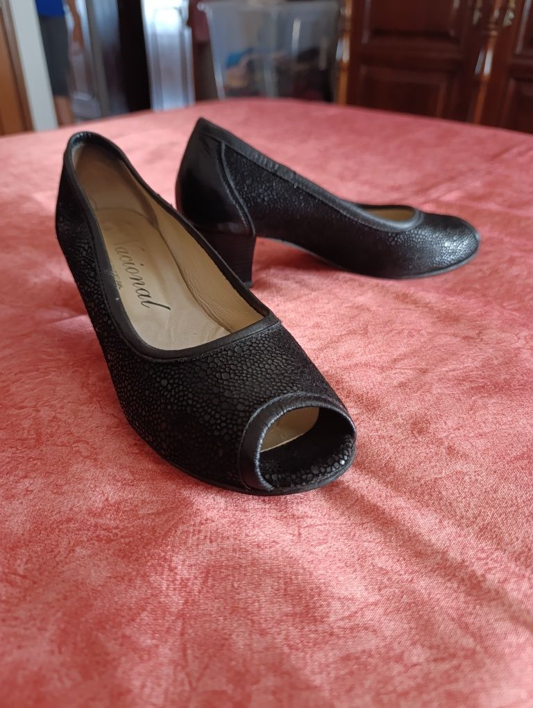Sapatos pretos salto