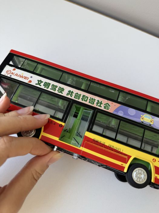 Автобус транспорт іграшки машинки