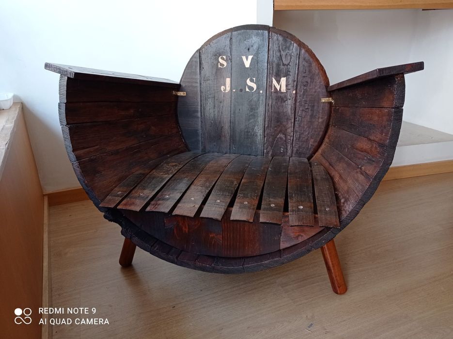 Cadeirão em carvalho para uso ou decoração.