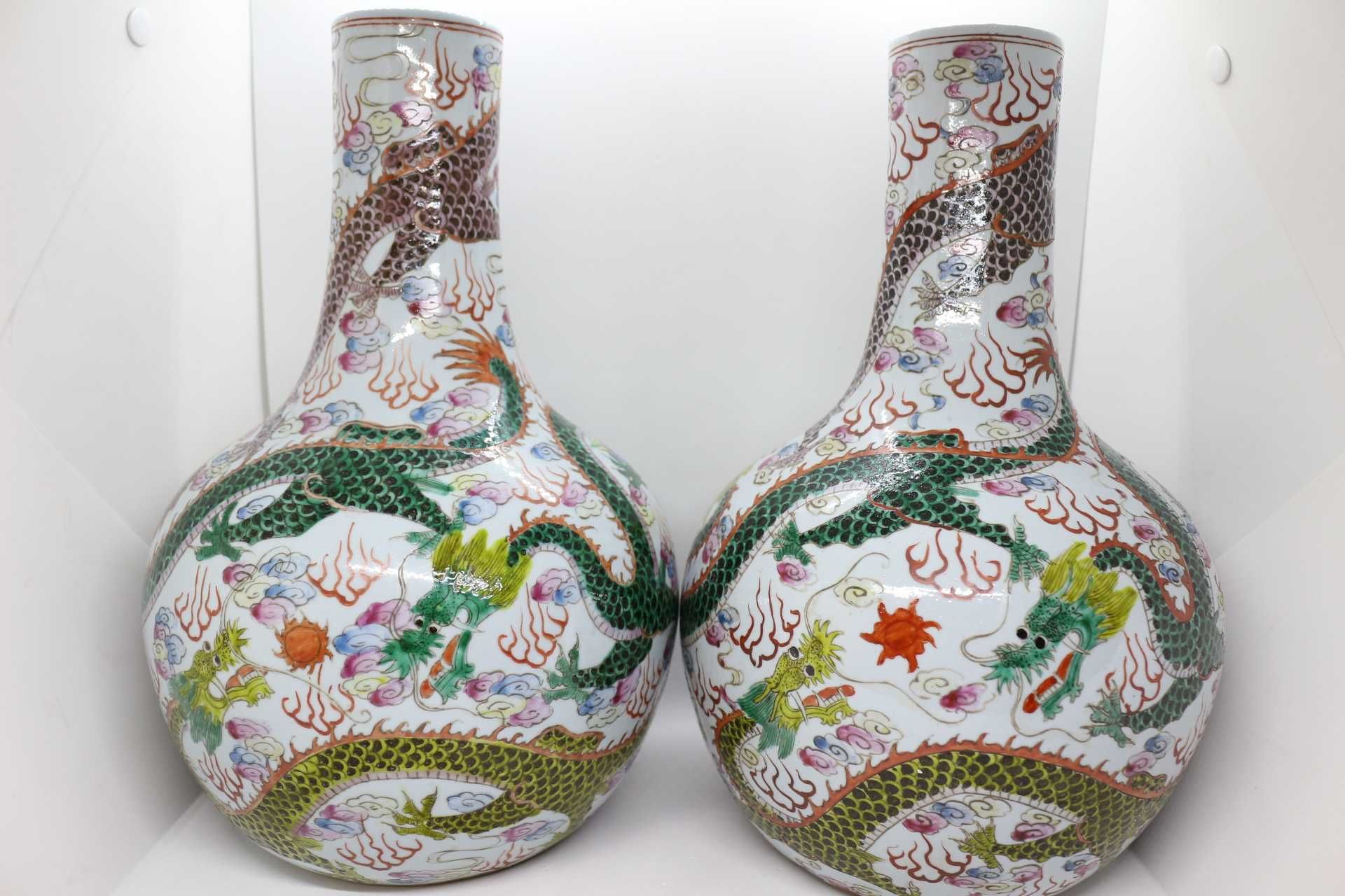 Par Jarras porcelana chinesa Qing Jiaqing padrão Dragões Plumas 33 cm