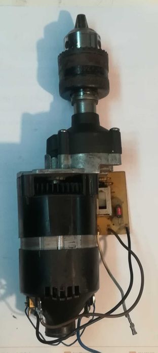 Silnik i mechanizm napędu wiertarki elektrycznej.