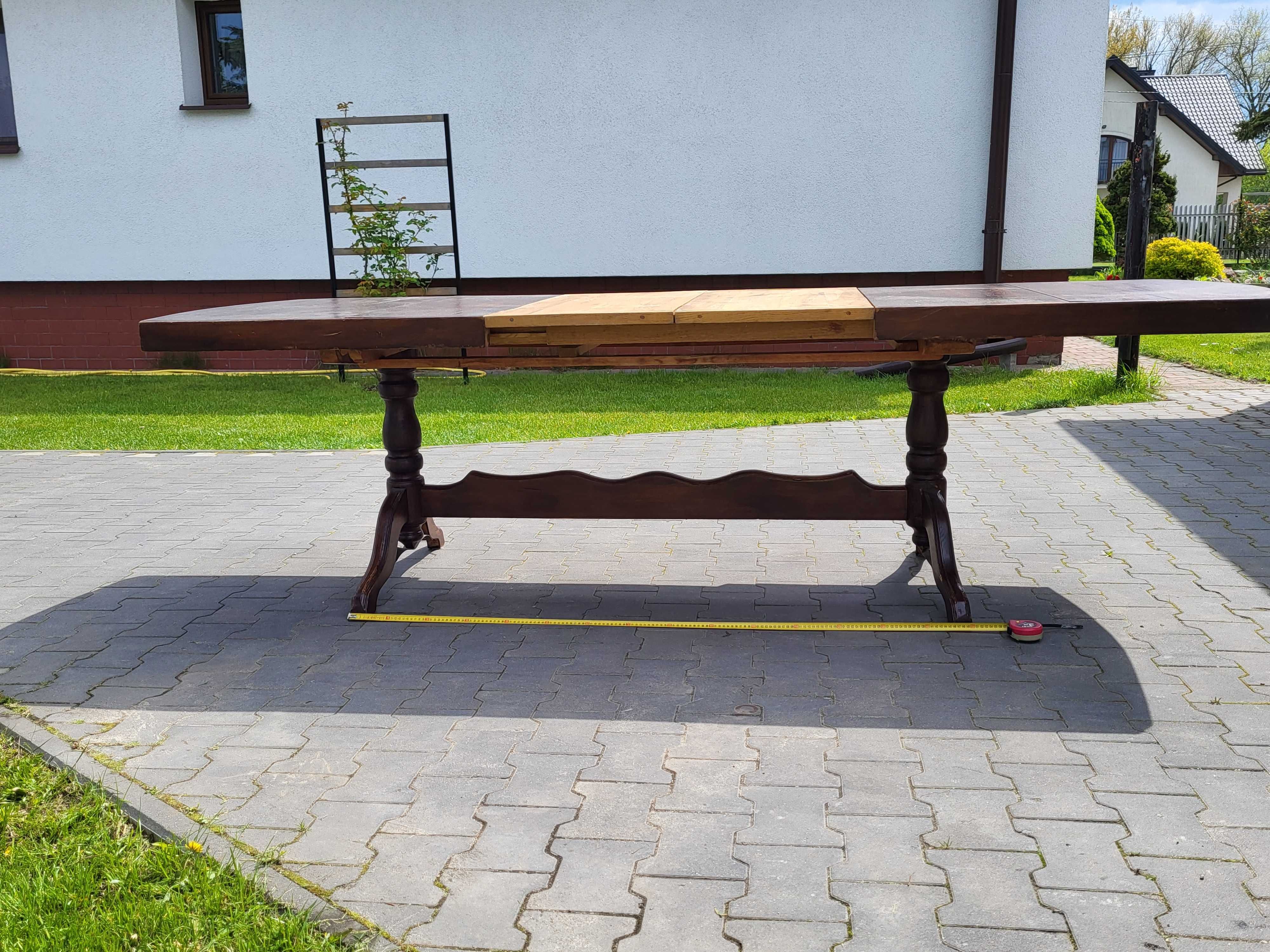 Duży drewniany stół do baru rozsuwany