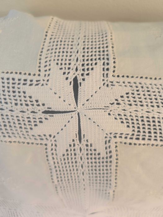 Toalha em crochê e linho